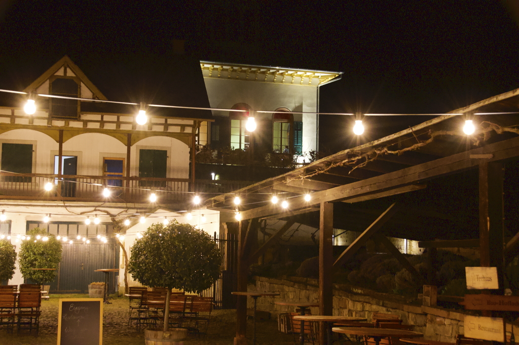 Hofgut bei Nacht, rechts das restaurierte Teehaus
